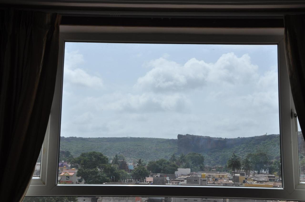 Grand Clarks Inn Badami Dış mekan fotoğraf